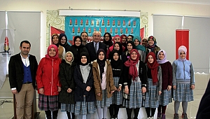 OKUR YAZAR BULUŞMASI ETKİNLİĞİNDE YAZAR VEHBİ VAKKASOĞLU ÖĞRENCİLERLE BİR ARAYA GELDİ