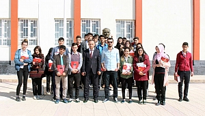 ONİKİŞUBAT BELEDİYESİ’NDEN EKİNÖZÜLÜ ÖĞRENCİLERE KİTAP DESTEĞİ