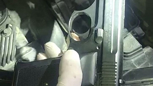 OTOMOBİLİN HAVA FİLTRESİNDEN TABANCA ÇIKTI 