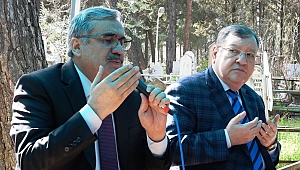 SANDAL HOCA KABRİ BAŞINDA ANILDI