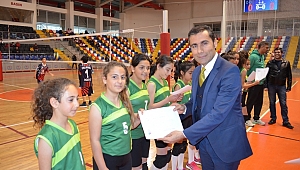 VOLEYBOLDA GRUP BİRİNCİLERİ MADALYALARINI ALDI 