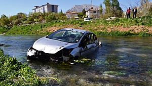 AĞACA ÇARPAN OTOMOBİL NEHRE UÇTU 