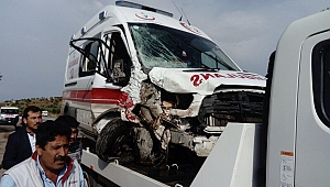 AMBULANS İLE MİNİBÜS ÇARPIŞTI: 6 YARALI 