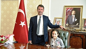 BAŞKAN OKUMUŞ; KOLTUĞUNU MİNİK ÖĞRENCİLERE DEVRETTİ