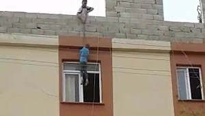 ÇOCUĞU İPLE DAMDAN SARKITTI 