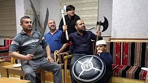 DİRİLİŞİ KILIÇ VE BALTAYLA İZLİYORLAR 