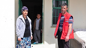 OKULUN KOPAN ÇATISI EVİN BAHÇESİNE DÜŞTÜ 