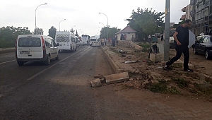 OTOMOBİL AYDINLATMA DİREĞİNE ÇARPTI: 4 YARALI 