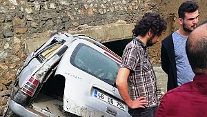 OTOMOBİL DEREYE UÇTU: 2 YARALI 