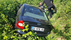 OTOMOBİLİYLE DERE YATAĞINA UÇTU 