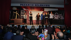 PAZARCIK’TA “DİKKAT AİLE VAR” İSİMLİ TİYATRO GÖSTERİSİ DÜZENLENDİ