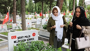 ŞEHİT AİLELERİNDEN ŞEHİTLİK ZİYARETİ 