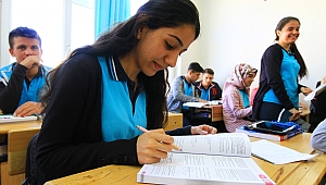ÜNİVERSİTEYE HAZIRLANAN BİN 620 ÖĞRENCİYE KAYNAK SETLERİ HEDİYE EDİLDİ