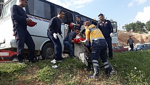HAFRİYAT KAMYONU İLE MİNİBÜS ÇARPIŞTI: 7 YARALI 