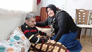 KARDEŞİNE ANNELİK YAPIYOR 