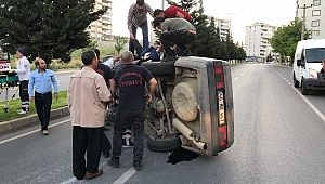 KONTROLDEN ÇIKAN OTOMOBİL AĞAÇLARA ÇARPARAK DURABİLDİ 