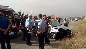 KONTROLDEN ÇIKAN OTOMOBİL KAYALIKLARA ÇARPTI: 2 YARALI 