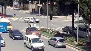 TERS YÖNDE GİDEN OTOMOBİL TRAFİĞİ TEHLİKEYE DÜŞÜRDÜ 