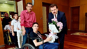 YÜZME ŞAMPİYONLARINDAN BAŞKAN ERKOÇ’A ZİYARET