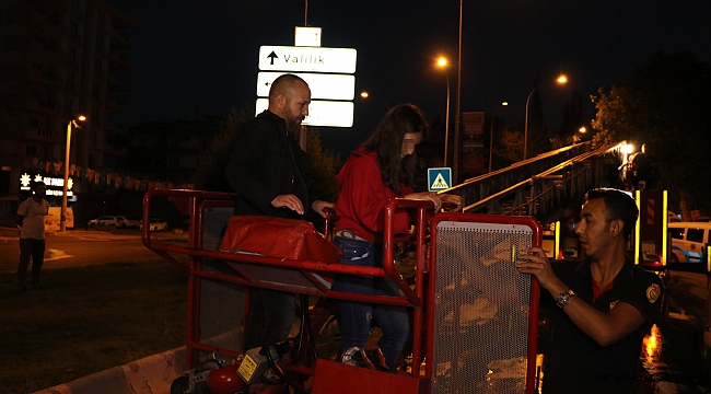 BOŞ EVDE TUTULAN GENÇ KIZI POLİS KURTARDI