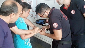 ÇOCUĞUN PARMAĞINA SIKIŞAN YÜZÜĞÜ İTFAİYE ÇIKARDI 