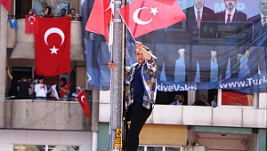 ERDOĞAN SEVGİSİ ENGEL TANIMADI 