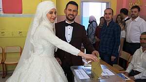 GELİNLİĞİYLE OYUNU KULLANDI 