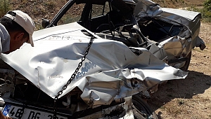 HEMZEMİN GEÇİTTE ARIZA YAPAN OTOMOBİLE TREN ÇARPTI 