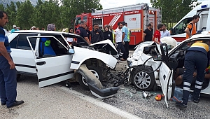 İKİ OTOMOBİL KAFA KAFAYA ÇARPIŞTI: 4 YARALI 