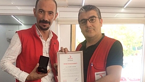 KIZILAY’DAN KAN BAĞIŞÇILARINA MADALYA 