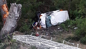 MİNİBÜS ŞARAMPOLE UÇTU: 2 YARALI 