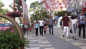 TRABZON CADDESİ’NE İNSAN SELİ