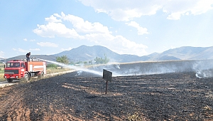 YANGIN 25 DÖNÜMLÜK ARPA TARLASINI KÜLE ÇEVİRDİ 