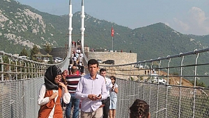  4 MİNARELİ YAYA KÖPRÜSÜ ZİYARETÇİ AKIMINA UĞRUYOR 