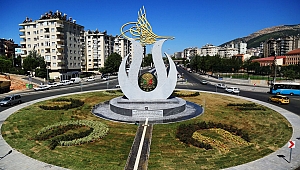 ABDÜLHAMİDHAN KAVŞAĞI’NA DEV LALE FİGÜRÜ