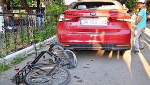 BİSİKLET, PARK HALİNDEKİ OTOMOBİLE ÇARPTI: 2 YARALI 