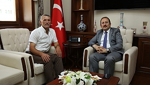 GÖKSUNLU ŞEHİT BABASI MEHMET ARSLAN, VALİ ALİ HAMZA PEHLİVAN’I ZİYARET ETTİ 