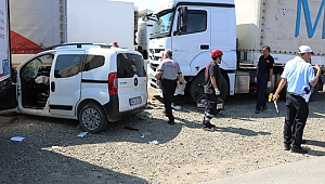 HAFİF TİCARİ ARAÇ TIRA ÇARPTI: 2 ÖLÜ, 2 YARALI 