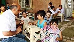 KUR’AN KURSUNA YANINDA GETİRDİĞİ TAVŞAN CAMİNİN MASKOTU HALİNE GELDİ. 