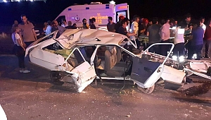 LASTİĞİ PATLAYAN OTOMOBİL AYDINLATMA DİREĞİNE ÇARPTI: 1 ÖLÜ, 3 YARALI 