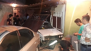 OTOMOBİL EVİN BAHÇESİNE GİRDİ 