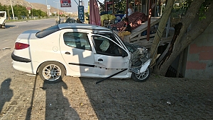 OTOMOBİL, KAMYONETE ÇARPTI: 1 ÖLÜ, 3 YARALI 