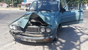 OTOMOBİLLER KAFA KAFAYA ÇARPIŞTI: 6 YARALI 