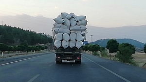   SAMAN YÜKLÜ KAMYON BEŞİK GİBİ SALLANDI