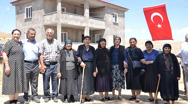 40 YIL ÖNCE TERK ETTİKLERİ ATA YURTLARINA ŞÖLENLE DÖNDÜLER