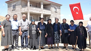 40 YIL ÖNCE TERK ETTİKLERİ ATA YURTLARINA ŞÖLENLE DÖNDÜLER 