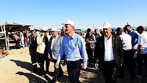 DULKADİROĞLU’NDA GEÇİCİ HAYVAN PAZARINA İLGİ YOĞUN
