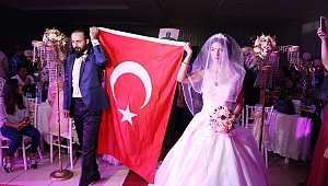 GELİN VE DAMAT YENİÇERİLERLE SALONA GİRDİ 