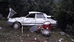 OTOMOBİL ŞARAMPOLE YUVARLANDI: 2 YARALI 