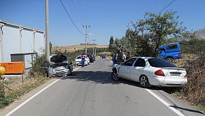 OTOMOBİLLER KAFA KAFAYA ÇARPIŞTI: 10 YARALI 